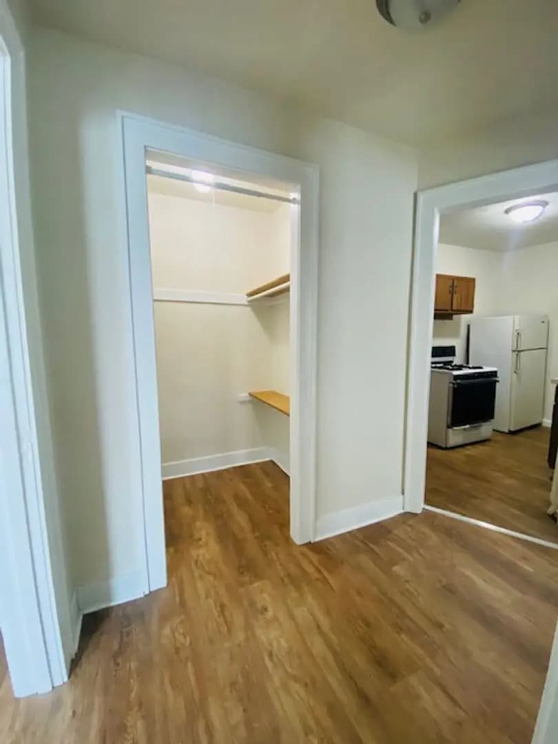 113 S. Monroe St. - Apartment - 8