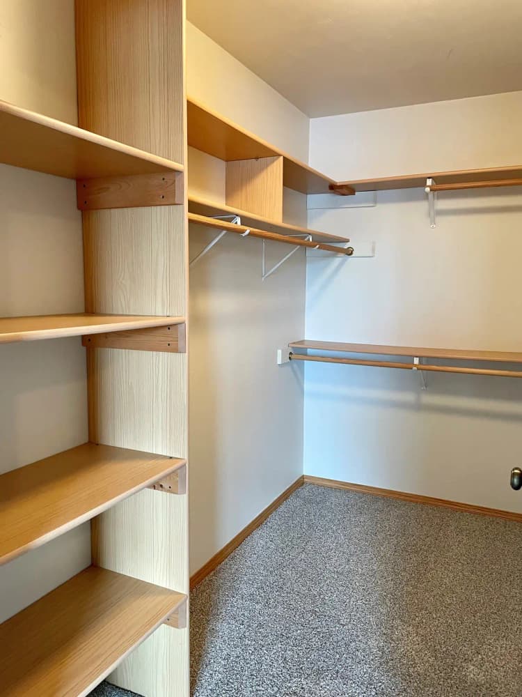 Green Bay apartments for rent - image - closet08252111074735993.jpg