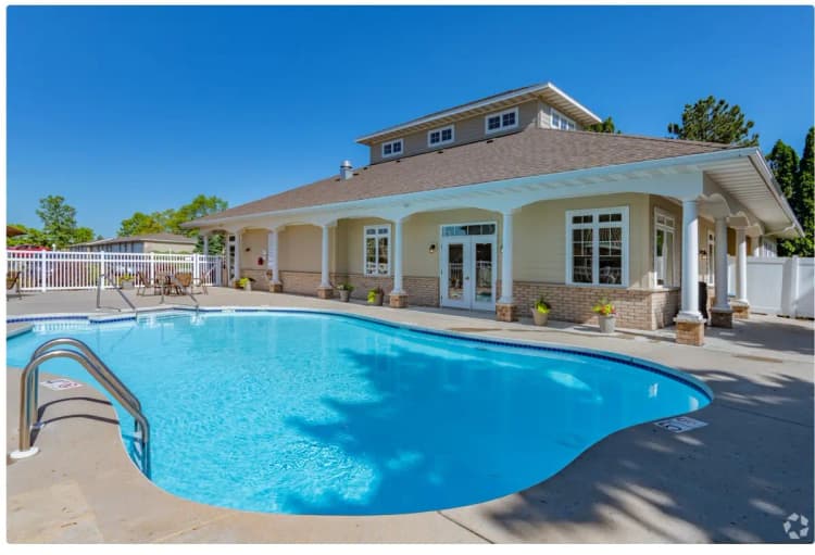 Green Bay apartments for rent - image - pool.jpg